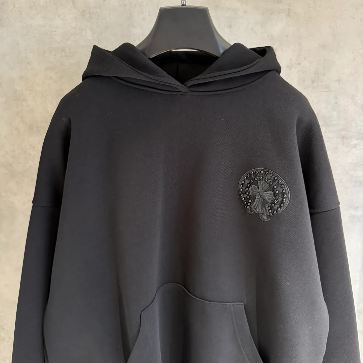 🅿️410 [Strict quality control] CH Croixin's new long-sleeved hooded sweatshirt. The fabric is made of heavy 480g double yarn fabric. Front and back embroidery➕beads. Ready-to-wear loose fit. The fabric is stiff and stylish. It does not deform or shrink. Color: black, white, floral gray. Size: M-2xl
